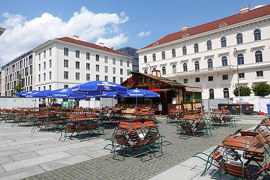 "Sommer in der Stadt" Robby's Bierstüberl mit Biergarten auf dem Wittelsbacher Platz (©Foto. Martin Schmitz)